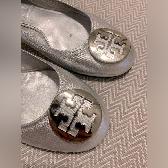 Tory Burch silver leather ballet flats w/ dust bag. Only worn twice. Size 8.5. - Picture 4 of 8